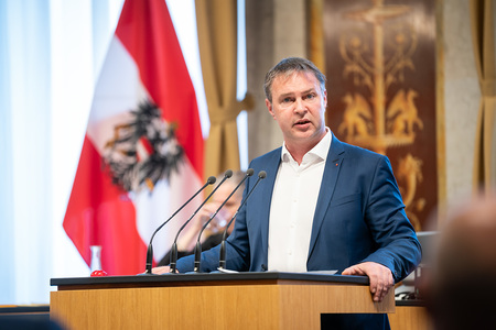 Am Rednerpult Bundesrat Andreas Babler (SPÖ)